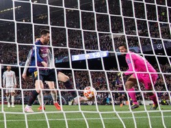 Messi memperbesar keunggulan Barca di menit ke-75. La Pulga menyambar bola hasil sembakan Suarez yang membentur mistar. (Foto: Matthias Hangst/Getty Images)