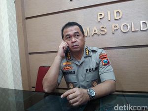 Lima Orang Berbaju Hitam-hitam yang Ditangkap Polisi Surabaya Dipulangkan