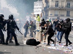Ricuh Demo Krisis Corona di Prancis, Polisi Tembakkan Gas Air Mata