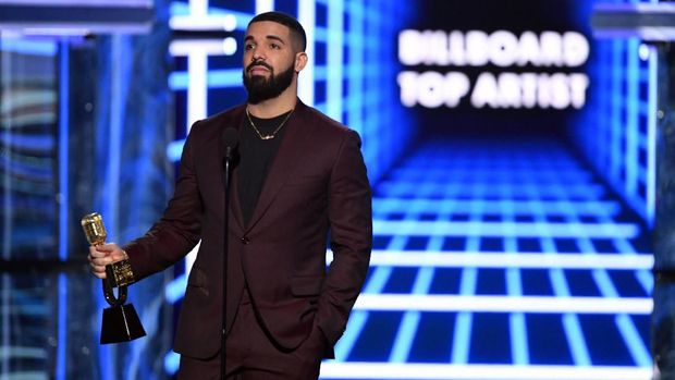 LAS VEGAS, NEVADA - MAY 01: Drake accepts the Top Artist award onstage during the 2019 Billboard Music Awards at MGM Grand Garden Arena on May 01, 2019 in Las Vegas, Nevada. (Photo by Kevin Winter/Getty Images for dcp)