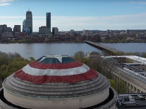 Captain Amerika dan Tameng Raksasanya