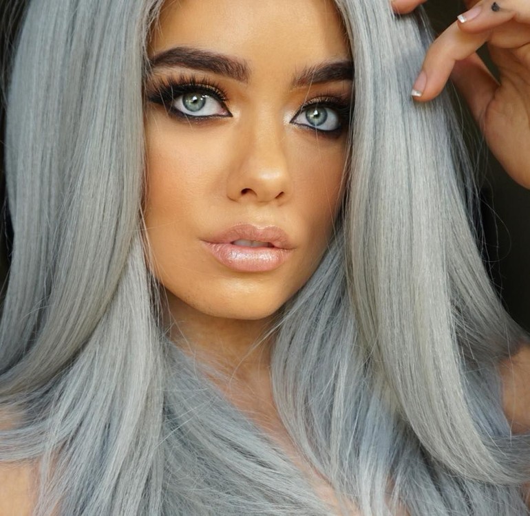 Dalam video sebelumnya yang di-posting tiga hari lalu, wanita 21 tahun itu menceritakan bahwa selama 1,5 tahun ini ia berjuang dengan depresinya. Karena kesehatan mentalnya yang terganggu, Cassidy pun sempat memutuskan rehat dari Youtube dan melakukan perawatan jiwa.  Foto: dok. Instagram @cassidyvalentine