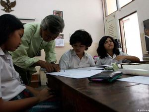 Potret Pendidikan Indonesia di Tengah Perkembangan Teknologi Potret Pendidikan Indonesia di Tengah Perkembangan Teknologi