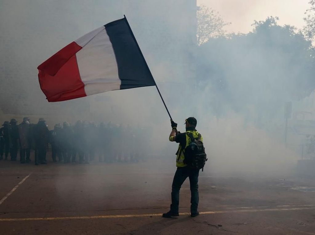 Hari Buruh di Prancis Diwarnai Bentrok, Polisi Tembak Gas Air Mata