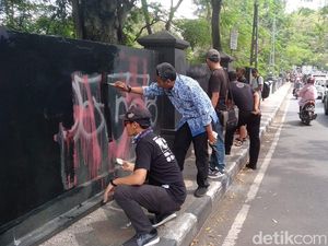 Coretan Kelompok Berbaju Hitam-hitam di Jembatan Malang Dicat Kembali