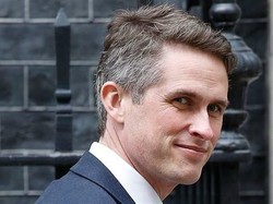 Kabar Kontrak Huawei Mencuat, Menhan Inggris Dipecat