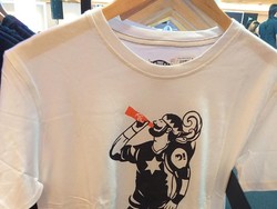 Unik! Beredar Kaus Gatot Kaca Minum Teh Botol