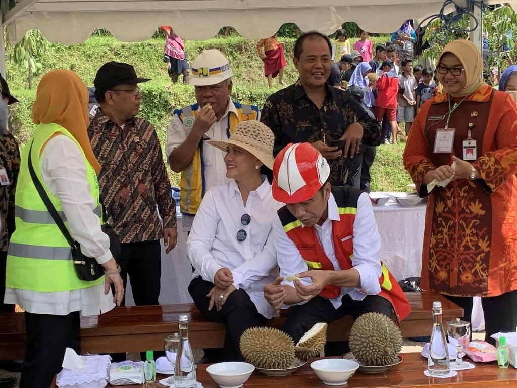 Jokowi Belah Duren, Ajak Iriana dan Warga Makan Bersama