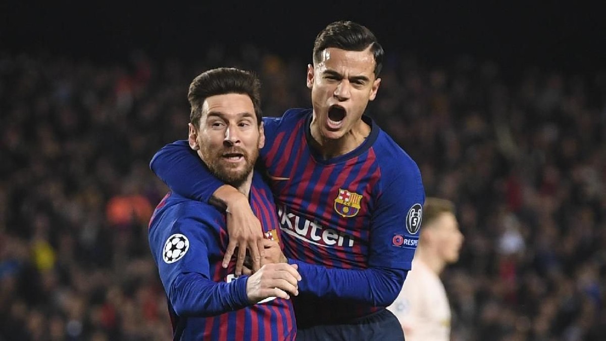 Lionel Messi membela Philippe Coutinho dari siulan fans Barcelona. (Foto: Michael Regan / Getty Images)