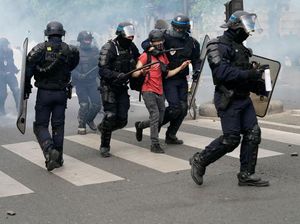 Gegara Kasus Floyd, Prancis Larang Polisi Tindih Leher Tersangka Pakai Lutut