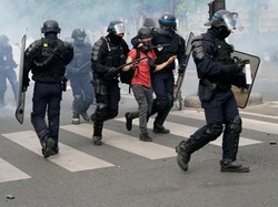 Gegara Kasus Floyd, Prancis Larang Polisi Tindih Leher Tersangka Pakai Lutut