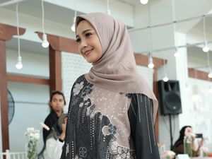 Bikin Adem, Nagita Slavina Tampil Pakai Hijab Sederhana di Fashion Show
