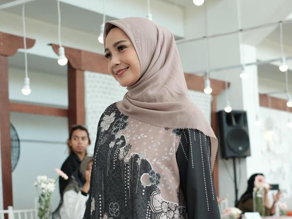 Bikin Adem, Nagita Slavina Tampil Pakai Hijab Sederhana di Fashion Show