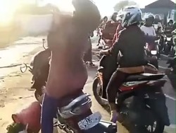 Nekat Terobos Sampai Palang Kereta Api Rusak? Ada Dendanya Lho...