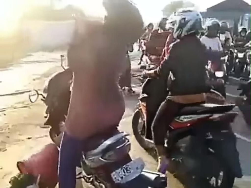 Nekat Terobos Sampai Palang Kereta Api Rusak? Ada Dendanya Lho... Nekat Terobos Sampai Palang Kereta Api Rusak? Ada Dendanya Lho...
