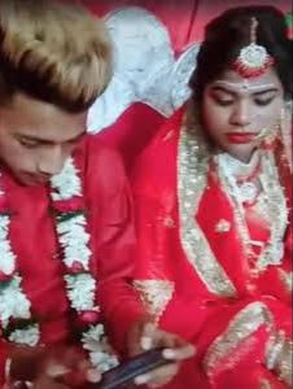 Pengantin pria main game di pelaminan. Foto: Dok. YouTube