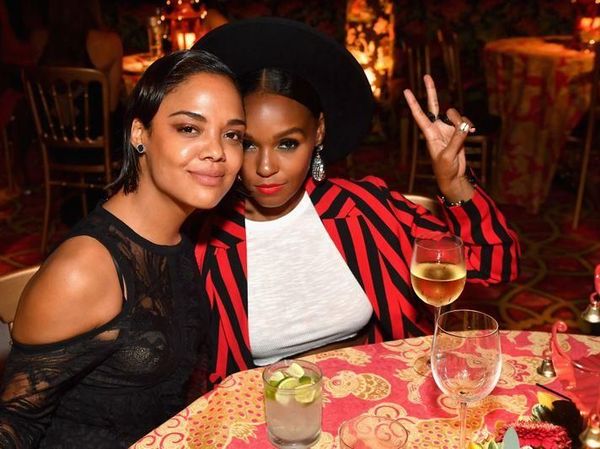 Anggunnya Pose 8 Superhero Cewek Avengers: Endgame Bareng Makanan Favorit