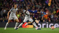Lionel Messi mendapat gangguan dari gelandang Liverpool, Naby Keita. (Foto: Matthias Hangst/Getty Images)