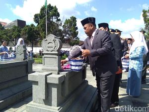Sejumlah Tokoh di Yogya Ramai-ramai Ziarah ke Makam Ki Hajar Dewantara Sejumlah Tokoh di Yogya Ramai-ramai Ziarah ke Makam Ki Hajar Dewantara