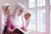Anak mengaji bersama ibu/