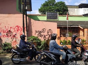 Jejak Vandalisme Massa Hitam-hitam di Aksi May Day Bandung Jejak Vandalisme Massa Hitam-hitam di Aksi May Day Bandung