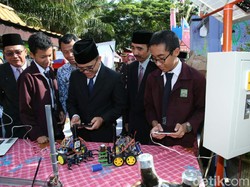 Bupati Anas Dorong Sekolah Siap Hadapi Revolusi Industri 4.0 di Hardiknas