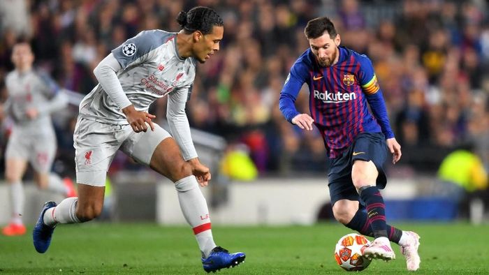 Bek Liverpool Virgil van Dijk saat berhadapan dengan striker Barcelona Lionel Messi. (Foto: Michael Regan/Getty Images)