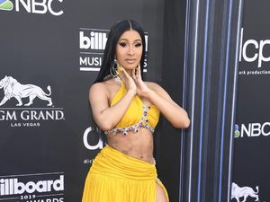 Cardi B Keramas Pakai Air Bawang, Diklaim Bikin Rambut Sehat dan Berkilau Cardi B Keramas Pakai Air Bawang, Diklaim Bikin Rambut Sehat dan Berkilau