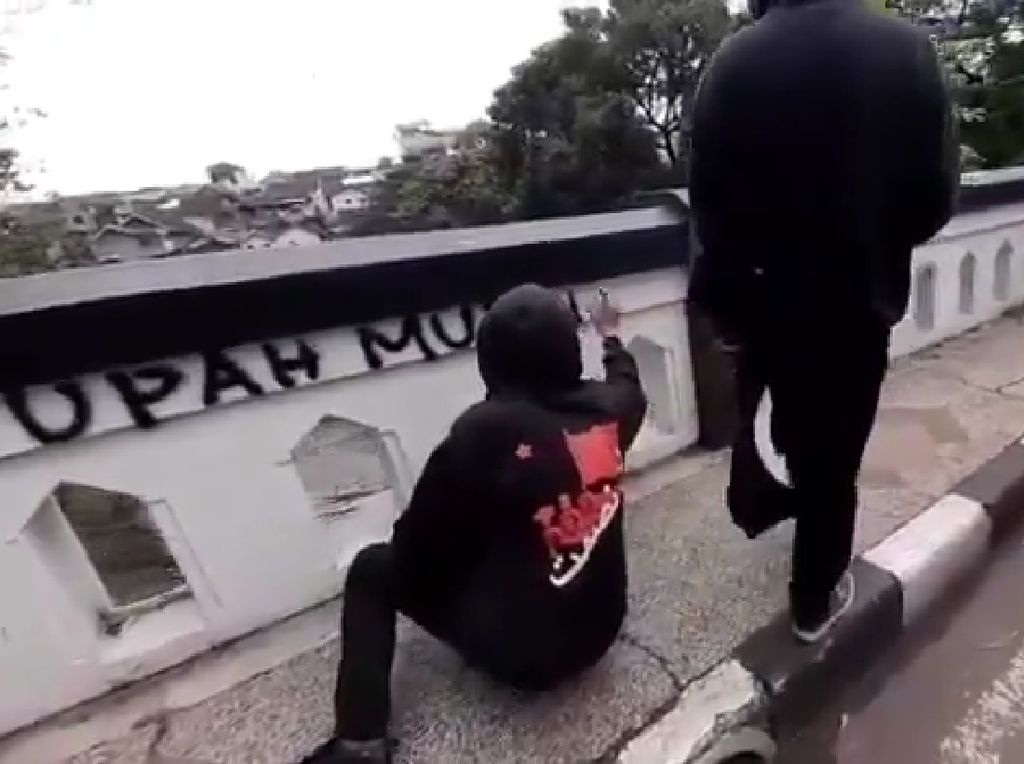 Kelompok Berbaju Hitam-hitam Coret-coret Jembatan di Malang Diburu Polisi Kelompok Berbaju Hitam-hitam Coret-coret Jembatan di Malang Diburu Polisi