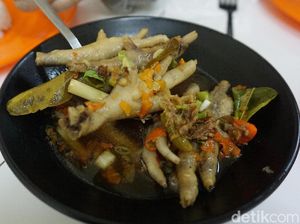 Makan Sop Ceker Pedas Mantap dan Ceker Bakar di Resto Sule Makan Sop Ceker Pedas Mantap dan Ceker Bakar di Resto Sule