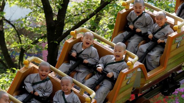Melihat Keceriaan Para Biksu Cilik Bermain di Taman Hiburan