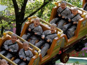 Melihat Keceriaan Para Biksu Cilik Bermain di Taman Hiburan Melihat Keceriaan Para Biksu Cilik Bermain di Taman Hiburan