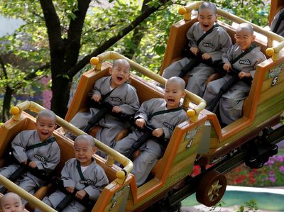 Melihat Keceriaan Para Biksu Cilik Bermain di Taman Hiburan