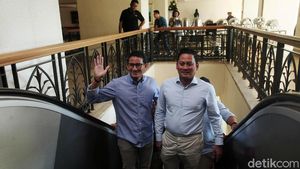Sandiaga Umbar Senyum Saat Laporkan Dana Kampanye