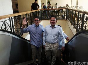 Sandiaga Umbar Senyum Saat Laporkan Dana Kampanye Sandiaga Umbar Senyum Saat Laporkan Dana Kampanye