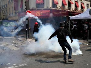 Demo Buruh di Paris Ricuh, Massa Bakar Stasiun Sepeda Demo Buruh di Paris Ricuh, Massa Bakar Stasiun Sepeda