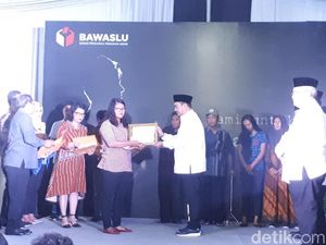 Bawaslu Serahkan Santunan ke Keluarga Pengawas Pemilu yang Sakit-Meninggal Bawaslu Serahkan Santunan ke Keluarga Pengawas Pemilu yang Sakit-Meninggal