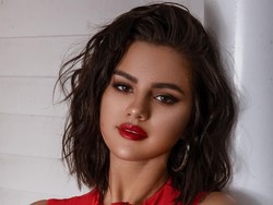 Selena Gomez Rancang Baju Renang Khusus untuk Tutupi Bekas Operasi Ginjal