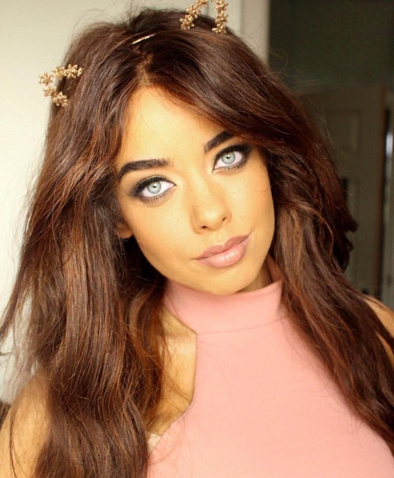 Di sini aku akan beritahu kenyataannya pada kalian apa yang terjadi dan bagaimana aku hampir kehilangan bibir dan penglihatanku. Ini adalah cerita yang jarang kita ketahui, terutama dari influencer, ucapnya lewat Youtube-nya.  Foto: dok. Instagram @cassidyvalentine