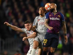 Arturo Vidal (kanan) menjadi salah satu tukang jagal dari Barcelona di laga ini. Ini aksi si gelandang saat melakukan duel udara. (Foto: Matthias Hangst/Getty Images)