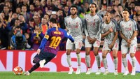 Tujuh menit berselang, Messi melebarkan keunggulan Barca. Dia mencetak gol dengan keahliannya mengeksekusi tendangan bebas. Jauh dari luar kotak penalti, free kick Messi mengarah ke sudut kanan atas gawang Liverpool tanpa bisa diantisipasi Alisson Becker. (Foto: Michael Regan/Getty Images)