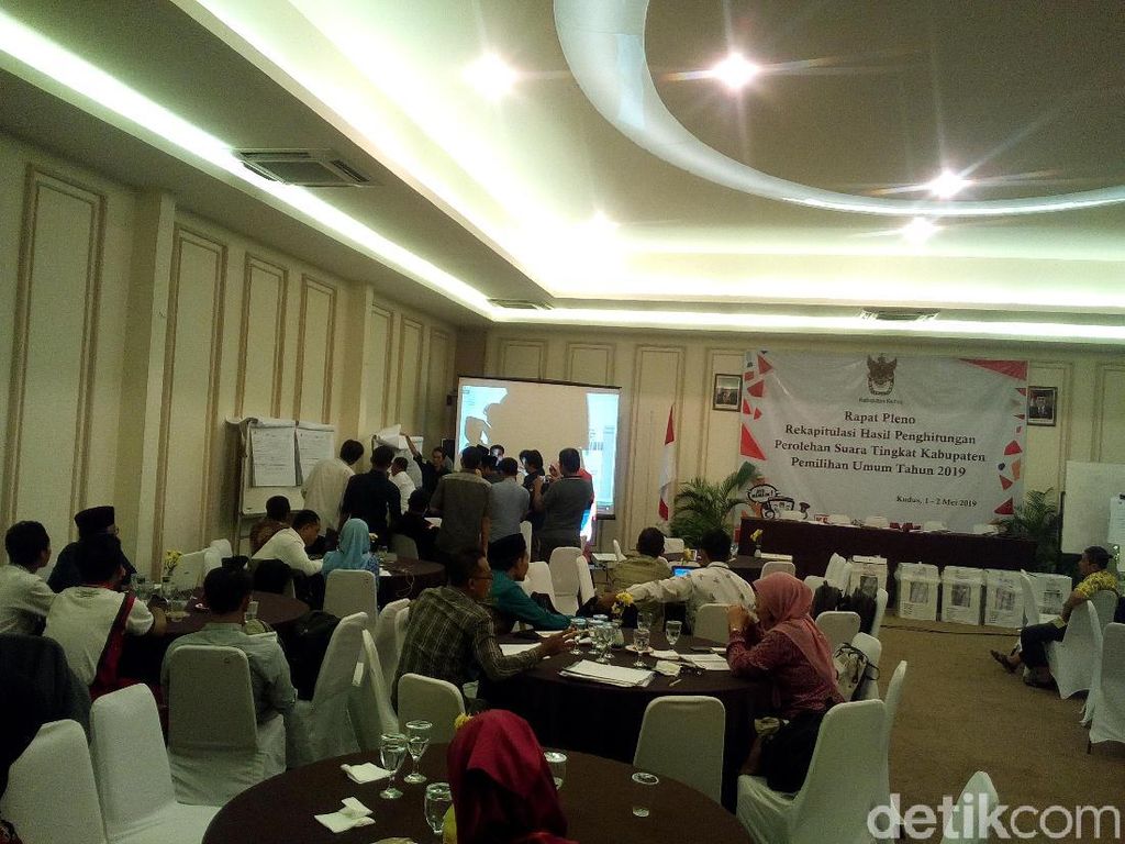 Hasil Rekapitulasi KPU Kudus, Jokowi Menang Banyak dari Prabowo Hasil Rekapitulasi KPU Kudus, Jokowi Menang Banyak dari Prabowo