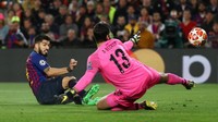 Luis Suarez membuka keunggulan Barcelona dengan golnya di babak pertama. Itu sekaligus menyudahi puasa panjang sang striker yang tak pernah lagi bikin gol di Liga Champions sejak April 2018 ke gawang AS Roma. (Foto: Sergio Perez/Reuters)