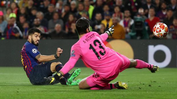 Luis Suarez membuka keunggulan Barcelona atas Liverpool