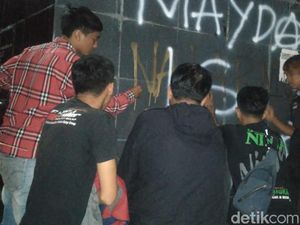 Komunitas Motor Bersihkan Coretan Vandalisme di Tugu Atlet Ciamis