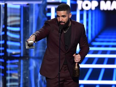 Pecahkan Rekor Piala Terbanyak, Drake Dedikasikan untuk Arya Stark