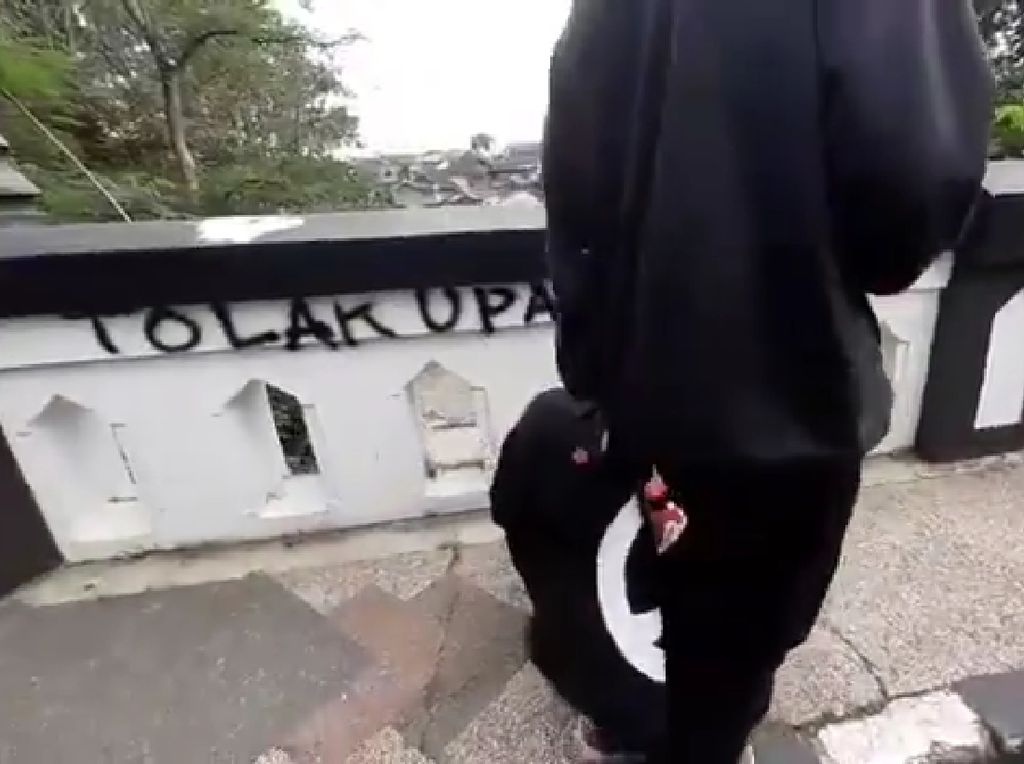 Aksi Vandalisme Kelompok Berbaju Hitam-hitam Nodai Cagar Budaya Malang Aksi Vandalisme Kelompok Berbaju Hitam-hitam Nodai Cagar Budaya Malang