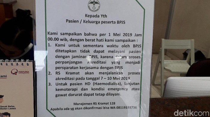 Pengumuman di RS Kramat 128 tentang putus kontrak dengan BPJS Kesehatan (Foto: Rosmha/detikHealth)