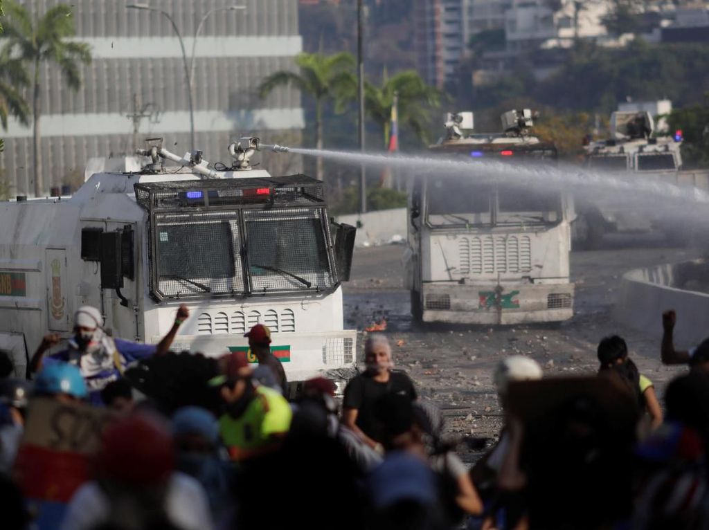 2 Demonstran Tewas Ditembak dalam Bentrokan di Venezuela 2 Demonstran Tewas Ditembak dalam Bentrokan di Venezuela