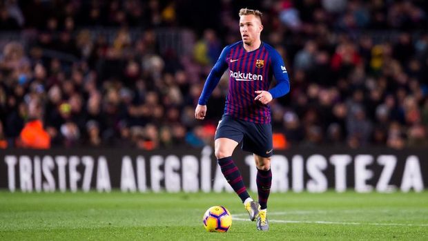 BARCELONA, SPAIN - FEBRUARY 02: Arthur Melo of FC Barcelona conducts the ball during the La Liga match between FC Barcelona and Valencia CF at Camp Nou on February 02, 2019 in Barcelona, Spain. (Photo by Alex Caparros/Getty Images)